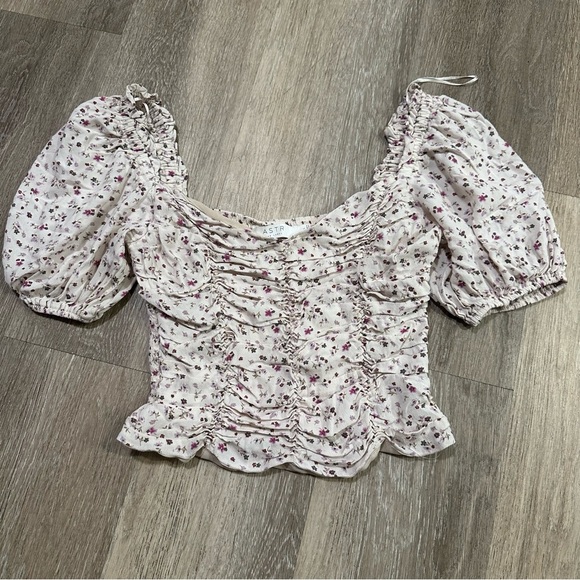 ASTR Ruched Short Sleeve Top in Cream & Lavender Ditsy Large - Picture 2 of 8